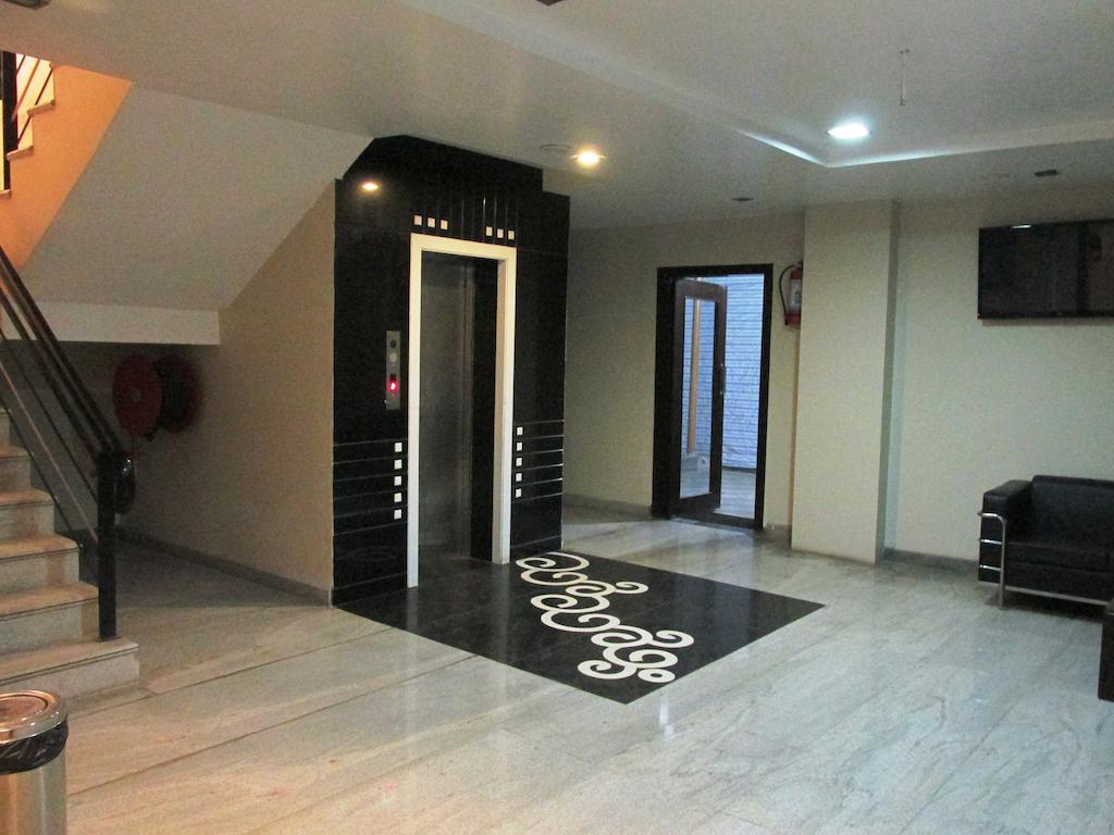 Hotel The Sapphire Grand Varanasi Exterior foto