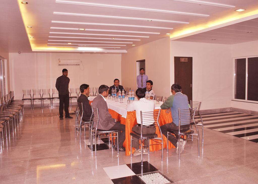 Hotel The Sapphire Grand Varanasi Exterior foto